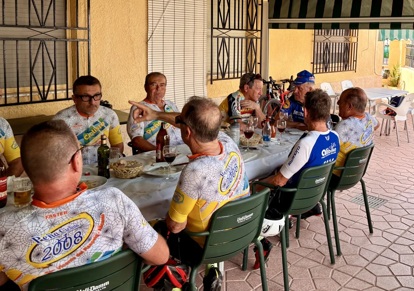Ciclistas en una mesa larga en la terraza del Mesón El Retiro