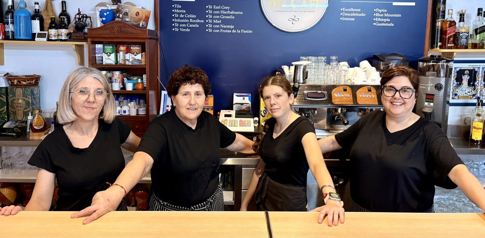 Marie y su equipo detrás de la barra del Mesón El Retiro en La Canalosa