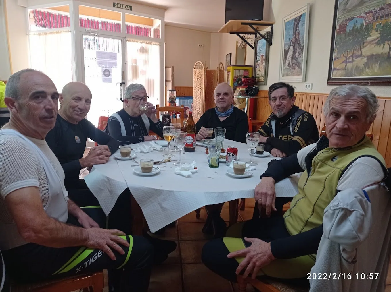 Groupe de cyclistes à table au Mesón El Retiro, restaurant à Hondón de las Nieves