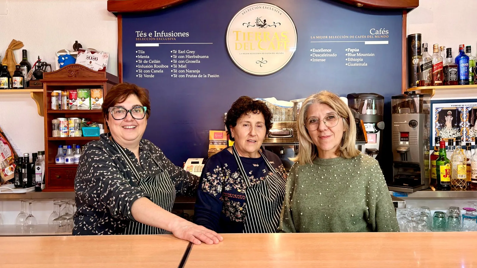 Marie et María Teresa derrière le comptoir du Mesón El Retiro à La Canalosa